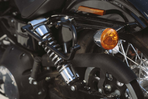 nosič SLC levý pro  Harley Dyna modely (09-).