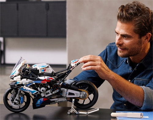 BMW M 1000 RR - stavebnice Lego Technic 42130