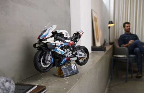 BMW M 1000 RR - stavebnice Lego Technic 42130